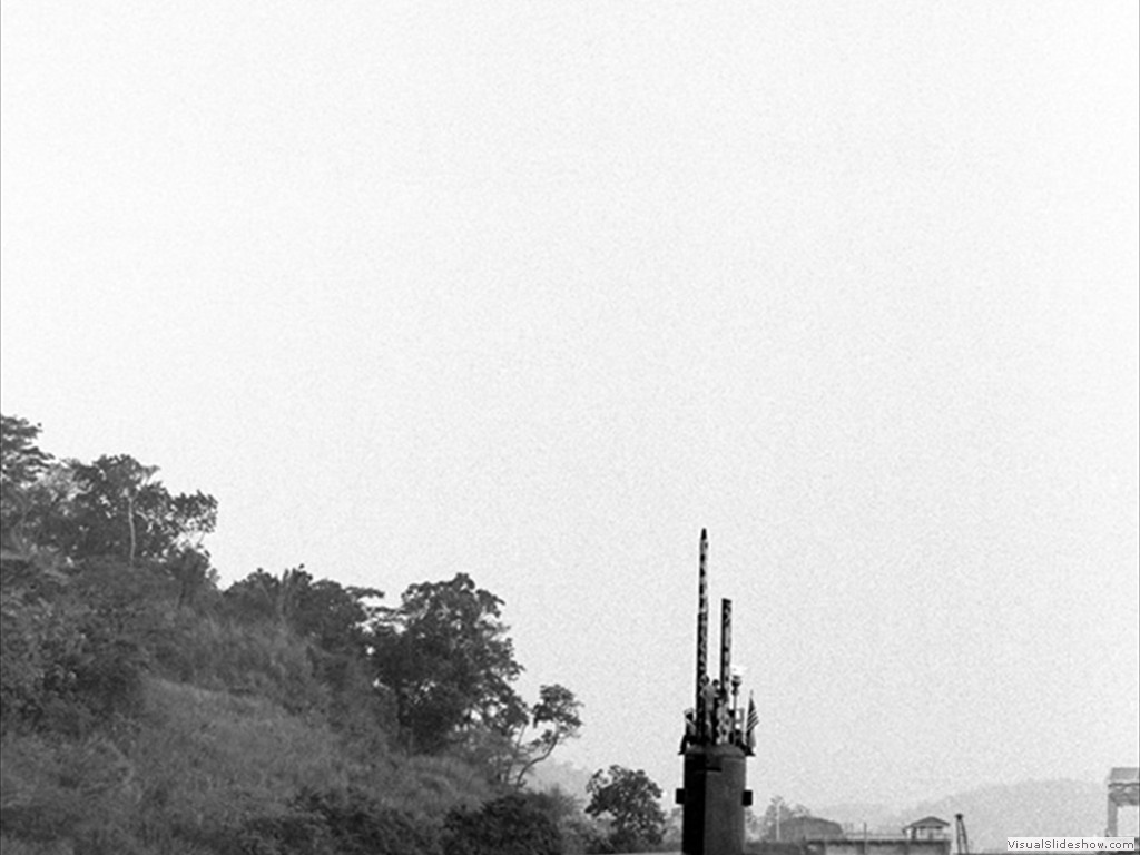 USS Seahorse (SSN-669) heads through the Panama Canal 1989